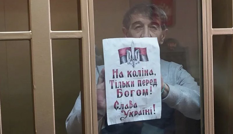 <b>Український активіст з Криму Олег Приходько під час суду, на якому Південний окружний військовий суд в Ростові-на-Дону
засудив його до 5 років позбавлення волі в колонії суворого режиму</b>.