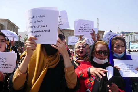 У Кабулі жінки вийшли на протест, таліби застосували сльозогінний газ