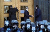 Депутатов от оппозиции не пустили на заседание Кабмина