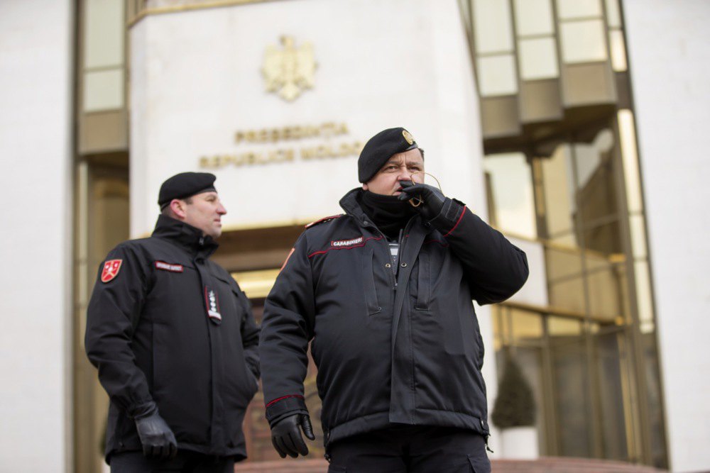 Поліція охороняє президентський палац у Кишиневі під час акції протесту соцпартії Молдови у Кишиневі, 22 лютого 2025 року.