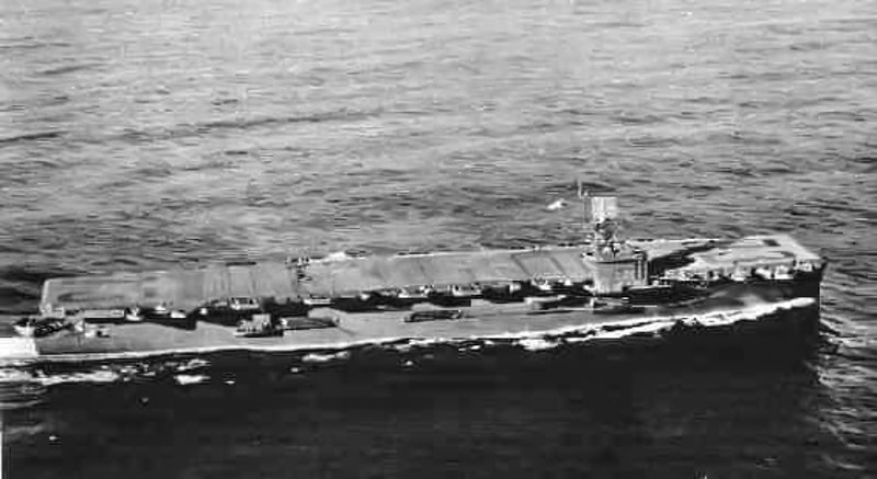 Ескортний авіаносець ВМС США «Гемб'єр Бей», введений в ескплуатацію 28 грудня 1943 року, був потоплений артилерійським вогнем
японських важких крейсерів «Хагуро», «Тоне» та «Чокай» 25 жовтня 1944 р