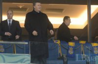Янукович поздравил сборную Украины после матча в раздевалке