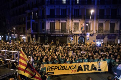 В Барселоне вспыхнули протесты в связи с решением испанского суда об аресте Пучдемона