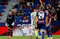 "Реал" в матче чемпионата забил три гола, но не сумел победить "Леванте", который доигрывал встречу без вратаря