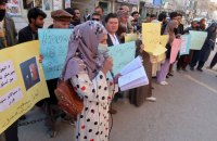 Талібан заборонив жінкам в Афганістані працювати в неурядових організаціях