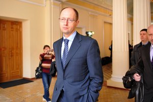 Яценюк предлагает уволить судей, лишивших мандаты у депутатов