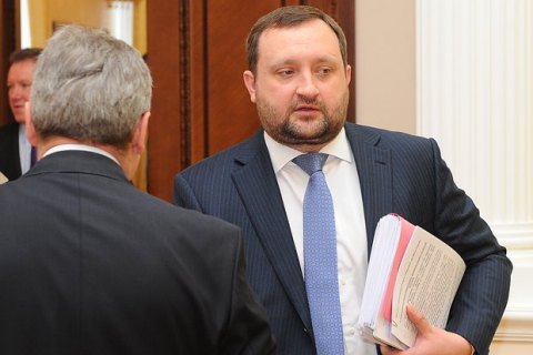 Суд разрешил заочное расследование против Арбузова по делу о приватизации "Укртелекома"