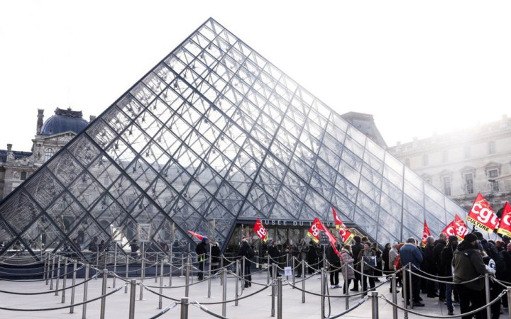 Французька поліція викрила масштабну схему шахрайства з квитками у Луврі