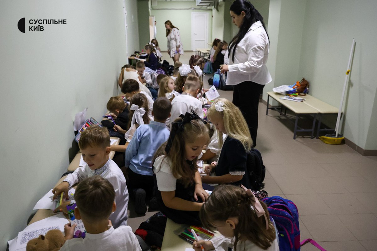Учні з вчителькою в укритті, 1 вересня Київ.