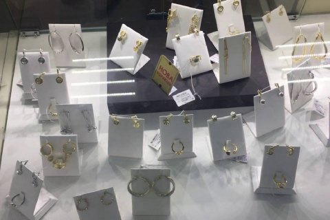 Власника ювелірних магазинів у Києві та Сумській області спіймали на контрабанді 50 кг золота