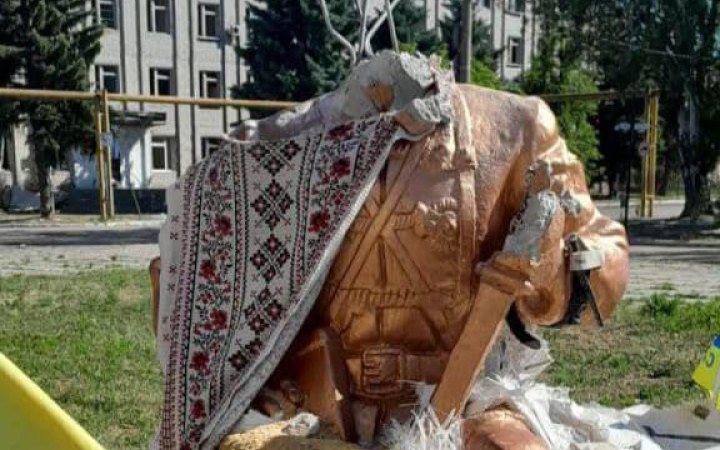 Росіяни зруйнували пам’ятник Нестору Махну в центрі Гуляйполя