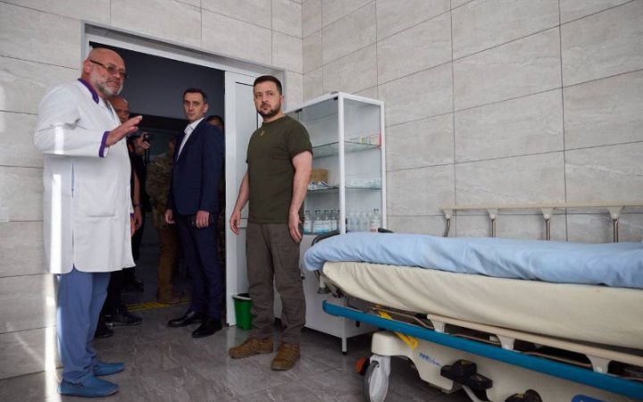 Зеленський відвідав лікарню в Одесі та вручив нагороди медикам