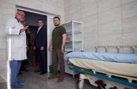Зеленський відвідав лікарню в Одесі та вручив нагороди медикам