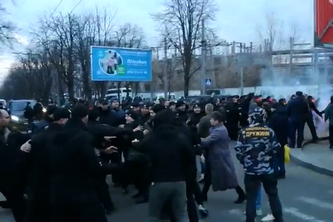 "Нацкорпус" устроил потасовку с полицией в Черкассах, пытаясь прорваться к Порошенко (обновлено)
