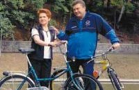 Януковича и Азарова призывают пересесть на велосипеды