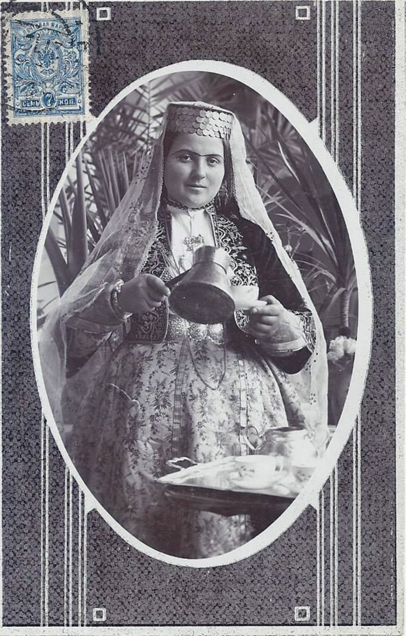 Кримська татарка з кавою, листівка 1918 р. Колекція Нізамі Ібрагімова