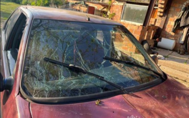 У Запорізькій області окупанти скинули вибухівку на цивільне авто