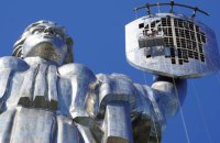 На монумент "Батьківщина-мати" у Києві встановлюють тризуб