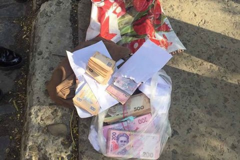Во Львове задержали работницу налоговой с пакетом денег