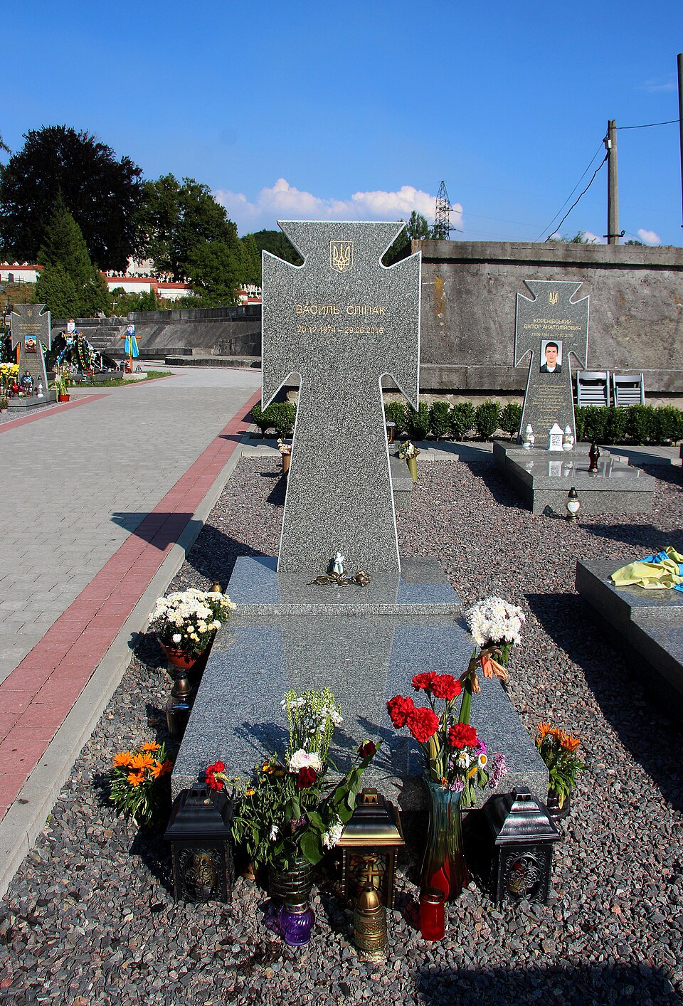 Козацький хрест на могилі Василя Сліпака на Личаківському цвинтарі у Львові