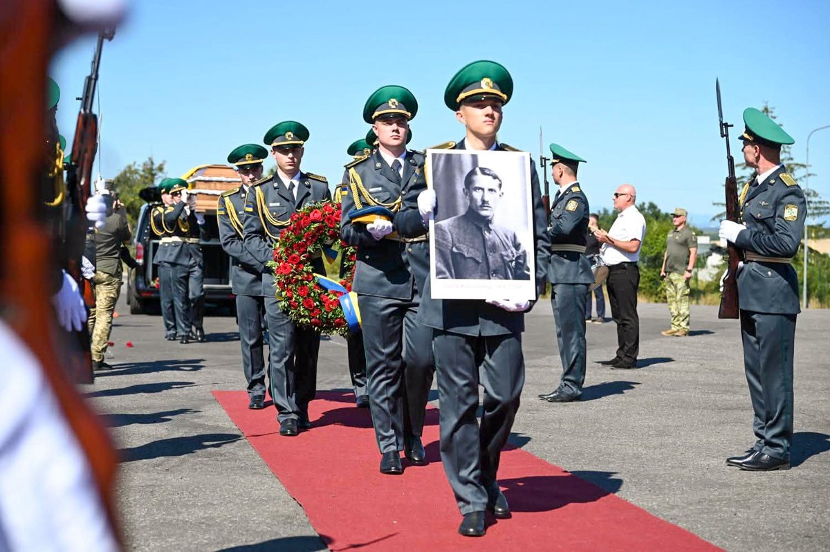 16 серпня в Києві відбулась урочиста церемонія перепоховання Євгена Коновальця.