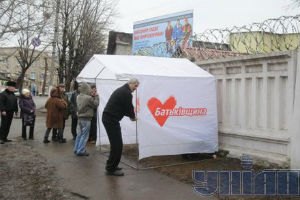 Горсовет: палатки "Батькивщины" снесли законно