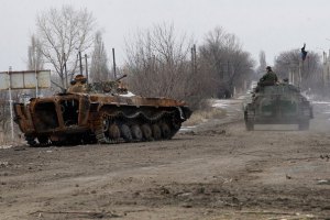 Боевики атакуют Пески на танке и БТРах