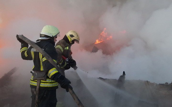 Обстріл Харкова: пожежу в училищі ліквідують понад 100 рятувальників