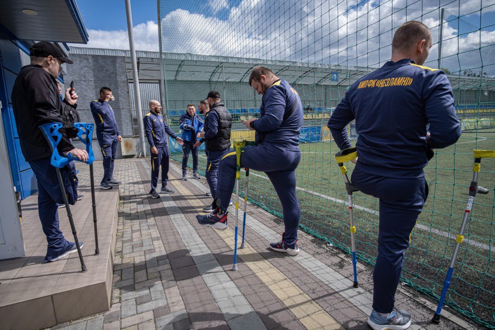 Учасники футбольного турніру серед ветеранів «Ліга Сильних», Київ, 10 травня 2025 року.