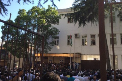В Абхазии митингующие попытались взять штурмом здание МВД