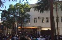 В Абхазии митингующие попытались взять штурмом здание МВД