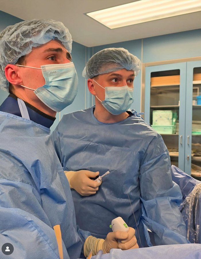 Банас Олександр з колегою за роботою 