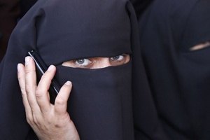 Влада ОАЕ рекомендує своїм громадянам не носити національний одяг за кордоном