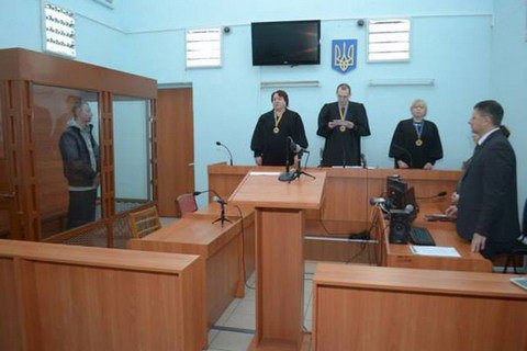 ​Суд на Донбассе отпустил под домашний арест обвиняемого в тройном убийстве. В 2015 году ему дали пожизненное