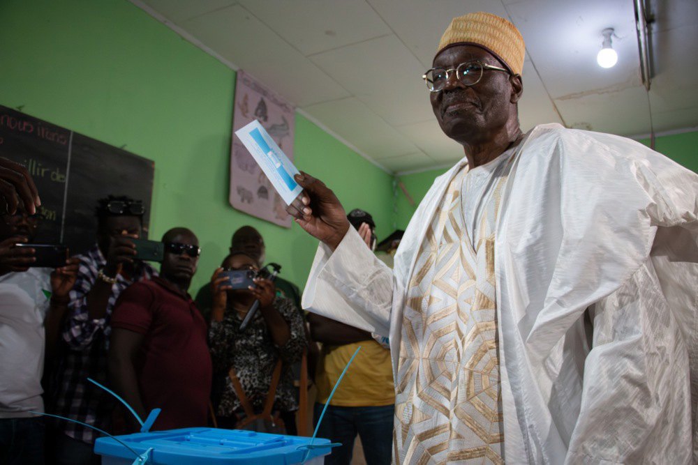 Суперник президента Камеруну Ісса Чірома Бакарі голосує на виборах