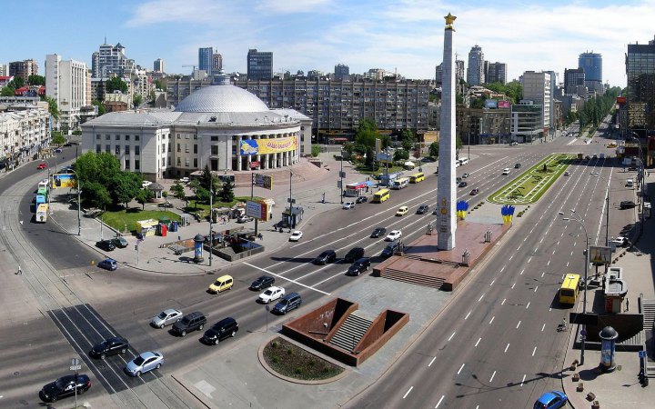 У центрі Києва демонтували елементи з радянського обеліска