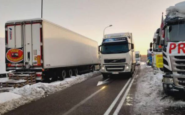 1300 вантажівок стоять у черзі на українсько-польському кордоні