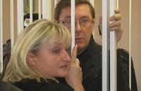 Ірина Луценко скаржиться, що її чоловіка не лікують