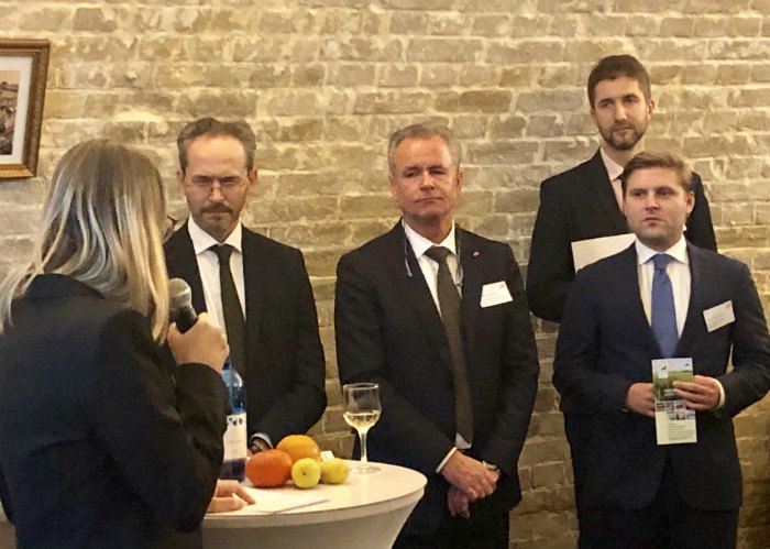 Посол Австрії в Україні Г. Пфанзлер (крайній ліворуч), голова Австрійського аграрного кластера Г. Візер, директор інвестиційної
компанії T&F Trade & Finance Ges.m.b.H. В. Толстунов (крайній праворуч)