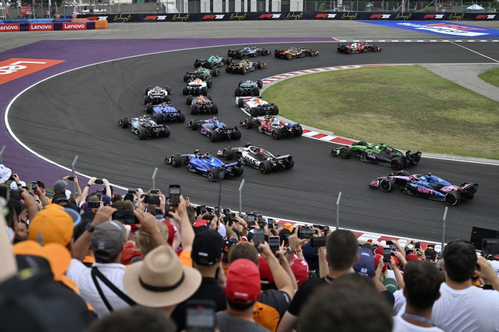 Пілоти Формули-1 під час повороту