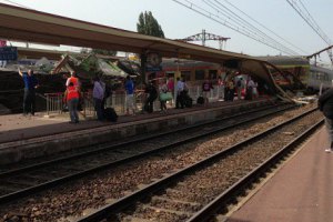 Во Франции поезд врезался в платформу: есть жертвы