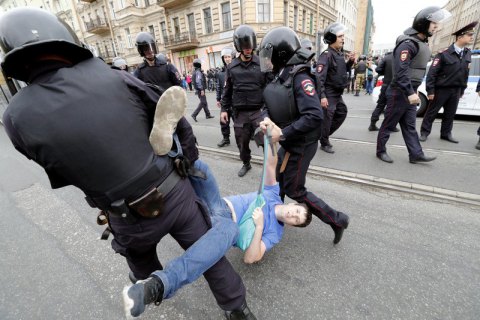 ​Госдума России приняла в первом чтении законопроект о штрафах за участие детей в митингах