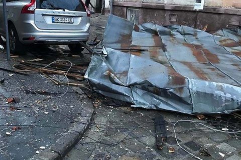 Из-за мощного ветра в центре Львова сорвало крышу с жилого дома