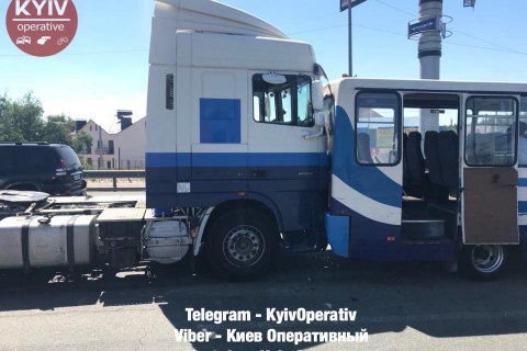 Под Киевом столкнулись почтовый грузовик, маршрутка и тягач
