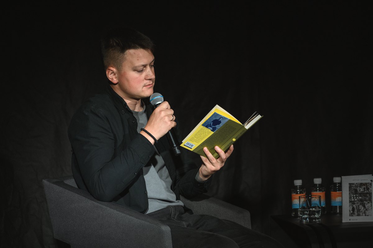 Артур Дронь під час презентації нової книжки «Гемінґвей нічого не знає» у Луцьку 