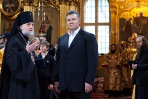 Янукович принимает участие в Рождественской литургии в Почаевской лавре 