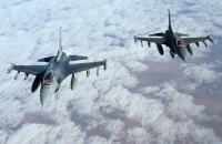 Перша група українських пілотів завершить навчання на винищувачах F-16 не раніше наступного літа, – WP