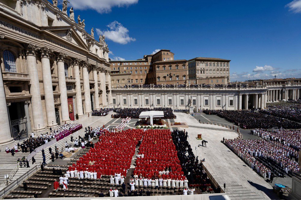 Під час церемонії прощання з Папою Римським Франциском у Ватикані.