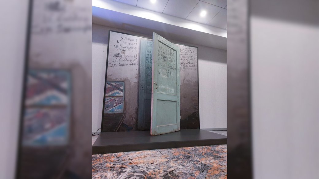 Двері з підвалу школи села Ягідного, що на Чернігівщині, представлені на міжнародній виставці в Нью-Йорку під назвою 'Україна. Розп’яття. Трибунал'. На цих дверях люди рахували дні, які провели в ув’язненні у російських окупантів. 