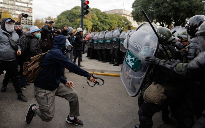 Десятки людей зазнали травм під час мітингу в Буенос-Айресі